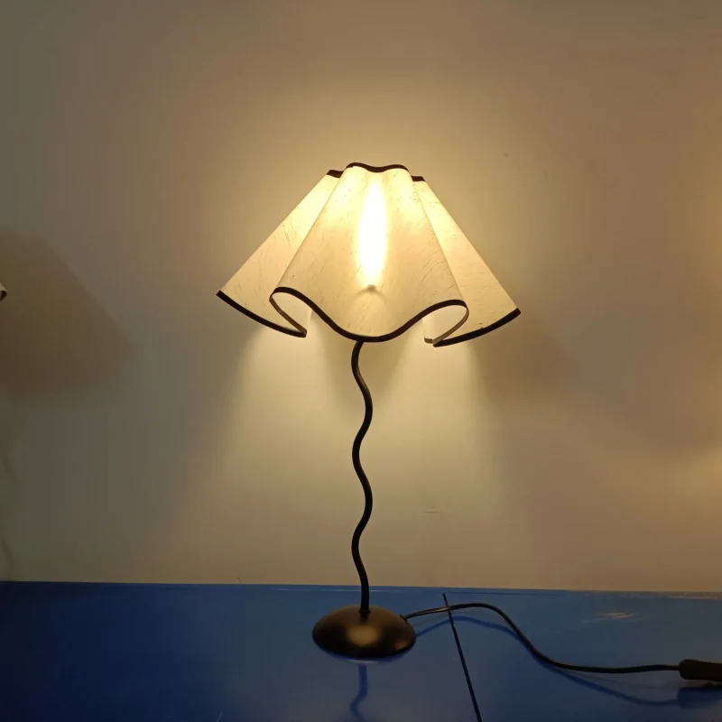 Italian Petal Table Lamp Three-Position Dimmable Bedside Light Nordic Style Hotel Decor Table Lamp Villa Night Light Coffee Room 4